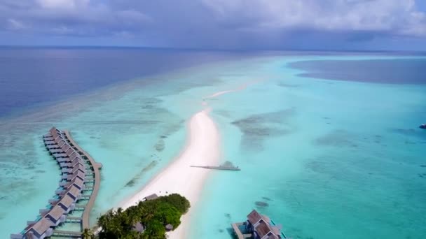 Εναέρια drone υφή του τροπικού κόλπου διακοπές στην παραλία από μπλε θάλασσα με λευκό αμμώδη φόντο — Αρχείο Βίντεο