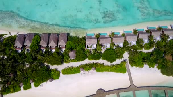 Drone vista paisagem de férias de praia resort exótico por mar azul com fundo arenoso branco — Vídeo de Stock