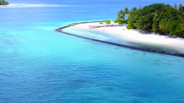 Luchtvaart drone reizen van prachtige lagune strand reis door de blauwe zee met wit zand achtergrond — Stockvideo