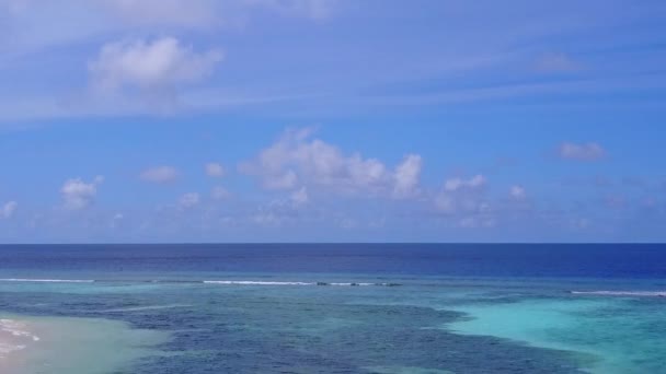 Drone aereo astratto di idilliaca laguna spiaggia avventura dal mare blu e sfondo di sabbia bianca — Video Stock