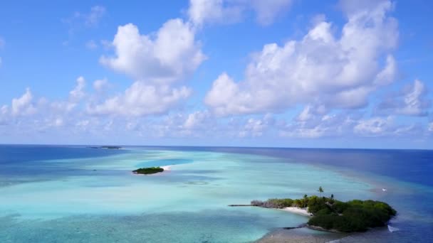 Drone cielo di idilliaca baia spiaggia stile di vita da oceano poco profondo e sfondo di sabbia bianca — Video Stock