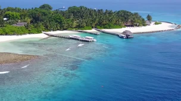 Luchtfoto drone hemel van prachtige kustlijn strand levensstijl door ondiepe zee en helder zand achtergrond — Stockvideo
