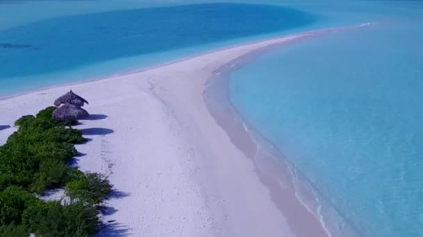 Luchtvaart drone toerisme van tropische toeristische strand avontuur door blauwe zee en witte zandachtergrond — Stockvideo