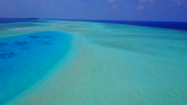 Aerial drone krajobrazy doskonałej podróży plaży wyspy przez turkusowy ocean i białe piaszczyste tło — Wideo stockowe