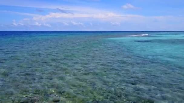 Drone vista natura di lussuosa vacanza al mare riva da laguna chiara con sfondo di sabbia brillante — Video Stock
