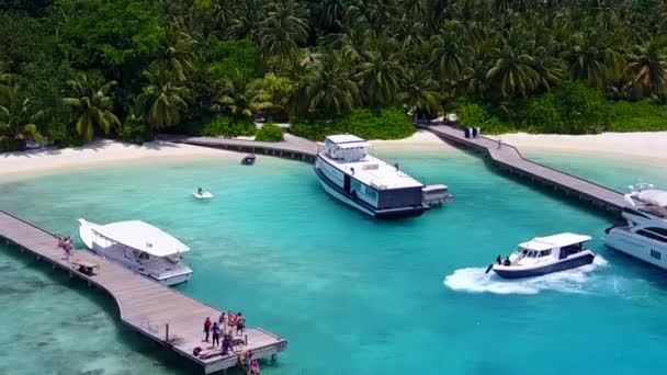 Drone utsikt landskap perfekt kust strand resa med transparent hav med vit sand bakgrund — Stockvideo