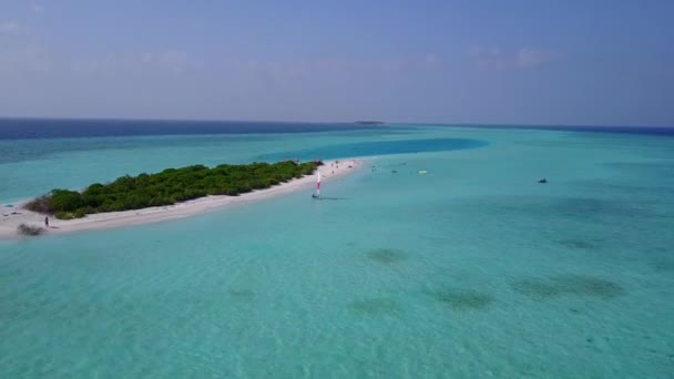 Podróż z lotu ptaka piękne wakacje laguny plaży przez czysty ocean z białym tle piasku — Wideo stockowe