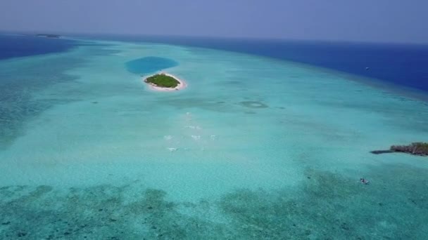 Drone paisaje aéreo de idílico estilo de vida de playa de bahía por el agua turquesa y fondo de arena blanca — Vídeo de stock