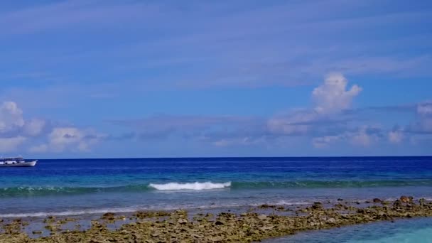 Εναέρια τοπίο χαλαρωτικό τουριστικό τρόπο ζωής παραλία από μπλε πράσινη θάλασσα με λευκό αμμώδη φόντο — Αρχείο Βίντεο