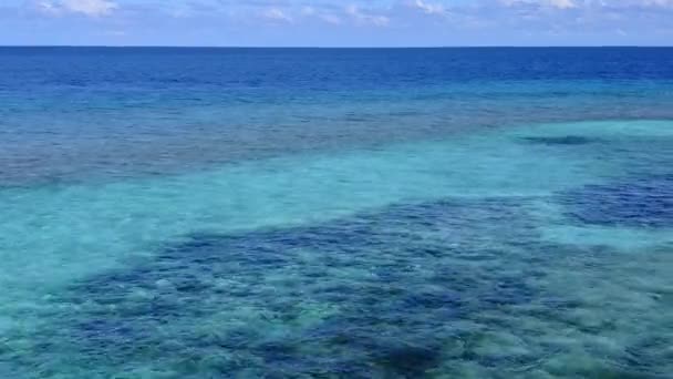 Viaggio aereo di tranquilla isola spiaggia avventura dal mare blu e sfondo di sabbia brillante — Video Stock
