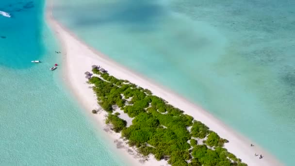 Aereo drone scenario di idilliaca isola spiaggia avventura da acqua blu e sabbia bianca sfondo — Video Stock