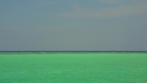 白い砂の背景を持つ青い水で熱帯の海の景色のビーチの休日のドローンビューのパノラマ — ストック動画