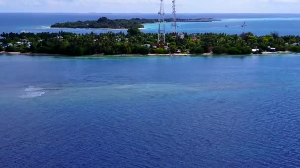 Lotnicze drony podróży relaksującej plaży wyspy podróży przez błękitne morze z białym tle piasku — Wideo stockowe
