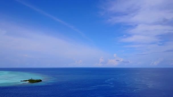 Letecký drone krajina relaxační resort pláž plavba po modrém moři a bílém písečném pozadí — Stock video