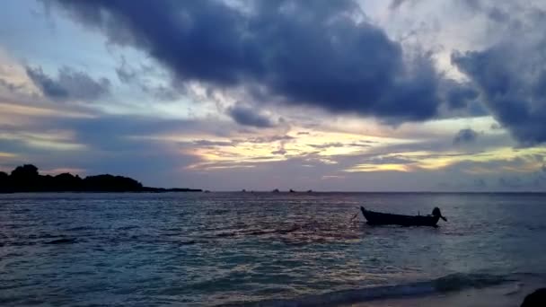 Vista aérea turismo da bela ilha pausa praia por mar azul-turquesa com fundo arenoso branco — Vídeo de Stock