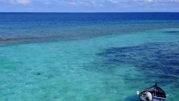 Cielo aéreo del paraíso viaje de la playa de la bahía por el agua azul del aqua con el fondo arenoso brillante — Vídeo de stock