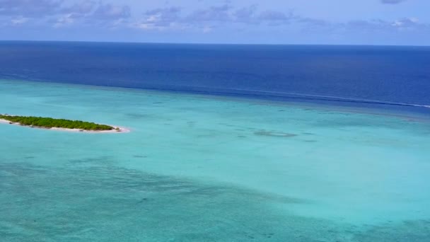 Widok z lotu ptaka krajobraz luksusowy widok na morze plaża podróż przez błękitne morze i biały piasek tło — Wideo stockowe