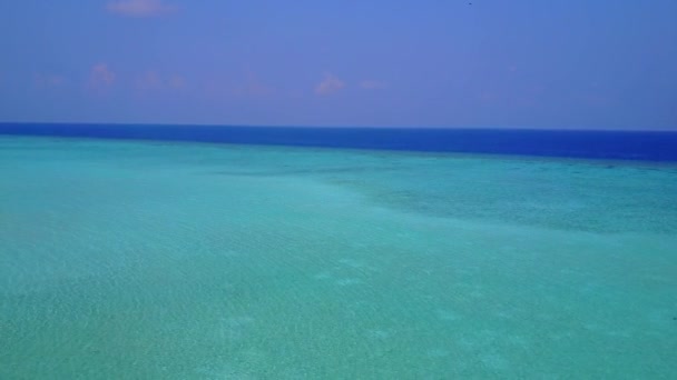 Viaje aéreo de costa marina estilo de vida de playa por océano azul con fondo de arena blanca — Vídeos de Stock