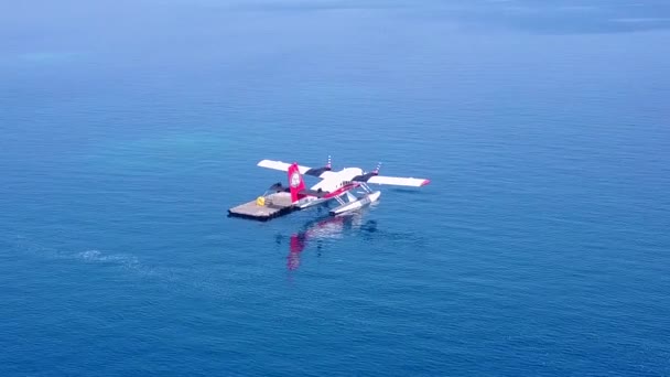 Turismo aéreo de playa paradisíaca tiempo por aqua azul océano con fondo de arena blanca — Vídeos de Stock