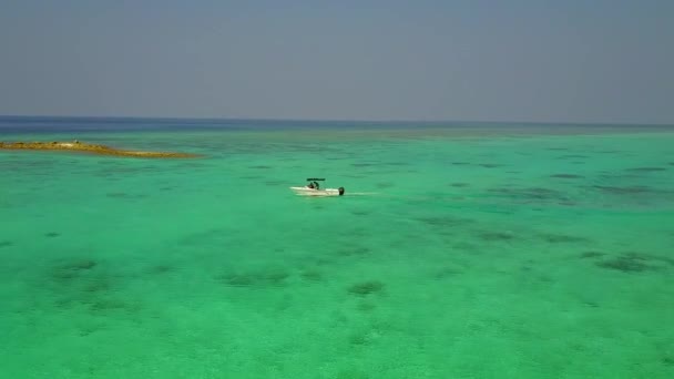 白色沙质背景的蓝色泻湖对异国情调海滨休息的空中性质 — 图库视频影像