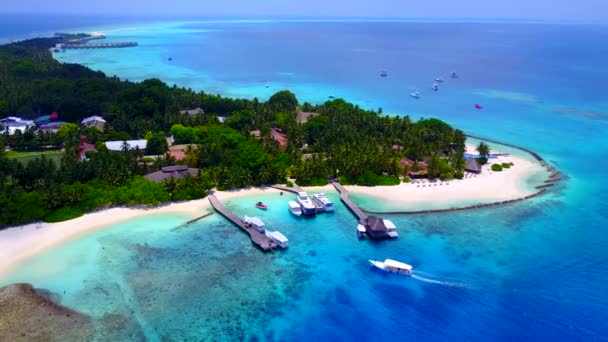 Повітряний дрон туризм райського острова пляжний відпочинок на синьому зеленому морі та білому піщаному фоні — стокове відео