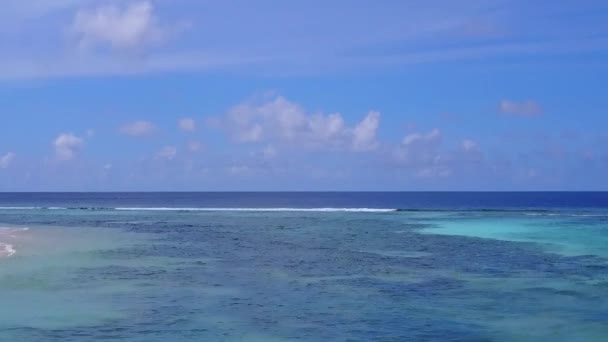 Drone vista natura del resort di lusso spiaggia tempo da acqua laguna blu e sfondo di sabbia bianca — Video Stock