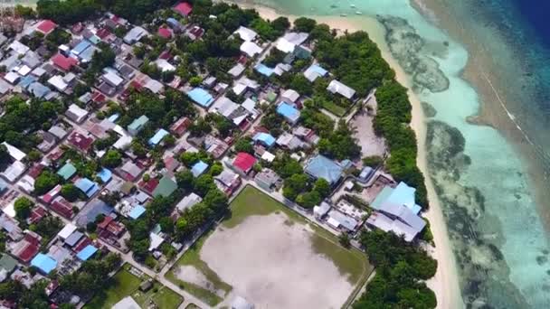 청록색 바다와 하얀 모래사장에 의해 평온 한 해변 휴가를 보내는 드론 파노라마 — 비디오