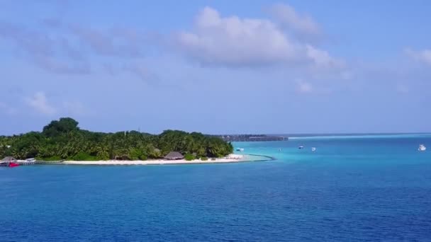 Dron letecké scenérie krásné resort pláž dovolená podle aqua modré vody a bílého písku pozadí — Stock video