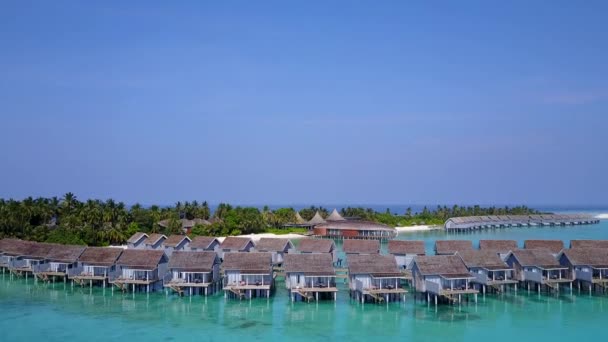 Drone antenne panorama van exotische kust strand reis door blauwe lagune met wit zand achtergrond — Stockvideo