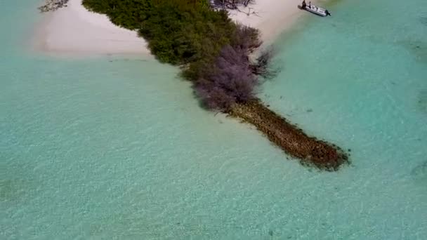 Luchtfoto natuur van rustige kust strand vakantie door blauwe zee en witte zandachtergrond — Stockvideo
