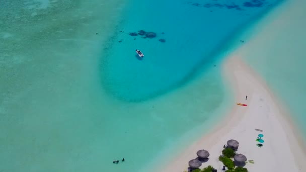 Vue aérienne texture de la plage côtière parfaite temps par l'océan turquoise avec fond sablonneux blanc — Video