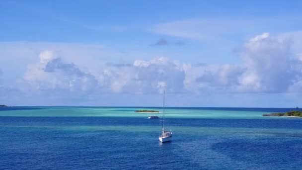 Drone vista paisagem de férias de praia resort de luxo por mar raso e fundo arenoso branco — Vídeo de Stock