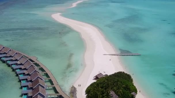 Drone podróży luksusowej zatoki plaży podróż przez błękitne morze z białym, piaszczystym tle — Wideo stockowe