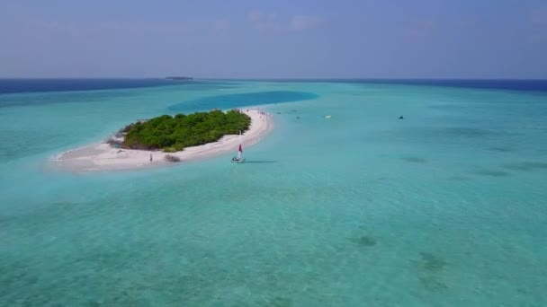 Resumen aéreo del estilo de vida de playa de la laguna paradisíaca por laguna turquesa con fondo de arena blanca — Vídeos de Stock