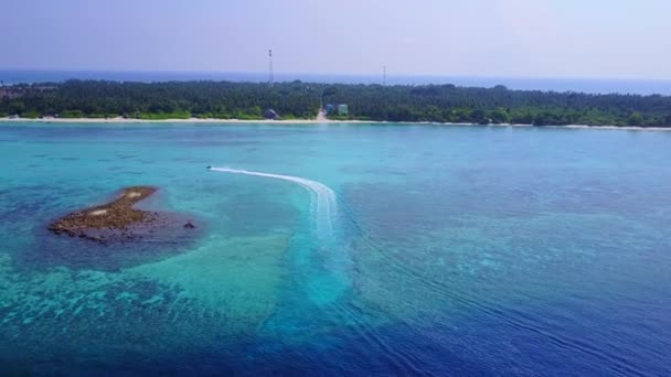 Luftpanorama einer idyllischen touristischen Strandfahrt durch blaues Wasser und hellen Sandhintergrund — Stockvideo