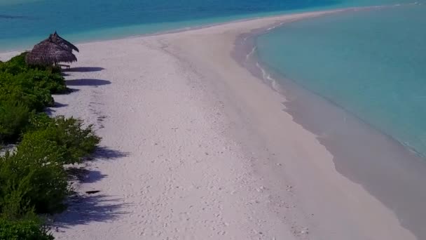 아름다운 바다 풍경으로 된 드론으로 백 사 장을 배경으로 청록색 바다를 항해하는 아름다운 바다 풍경 — 비디오