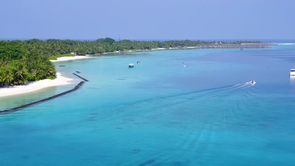 Drone niebo lotnicze doskonały widok na morze wakacje na plaży przez przejrzystą wodę z czystym tle piasku — Wideo stockowe