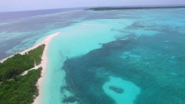 Drone εναέρια υφή του ειδυλλιακού χρόνου παραλία κόλπο από μπλε θάλασσα και λευκό φόντο άμμο — Αρχείο Βίντεο