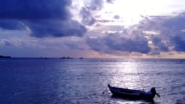 Повітряний дрон ландшафт ідеального курортного пляжного способу життя на прозорому морі з білим піщаним фоном — стокове відео