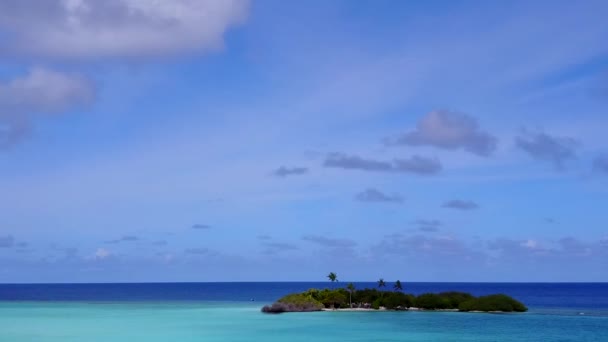 Drone niebo tropikalnej wyspy plaża podróż przez niebieski zielony laguny i biały piasek tło — Wideo stockowe