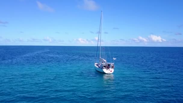 Luchtfoto abstract van perfecte toeristische strand tijd door aqua blauwe zee en wit zand achtergrond — Stockvideo