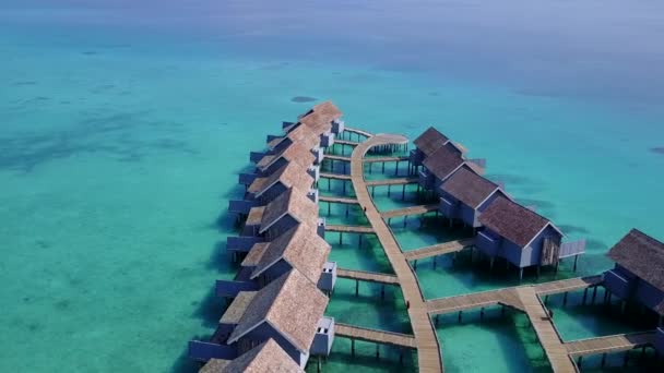 Paisaje aéreo de drones de lujo playa de playa romper por el océano turquesa y fondo de arena blanca — Vídeos de Stock