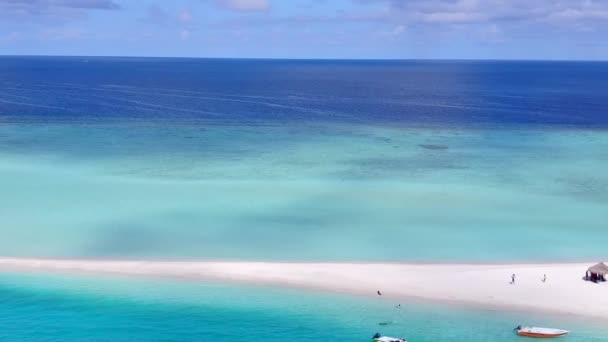 Letecký drone scenérie krásné resort pláž break by transparent oceán s bílým pískem pozadí