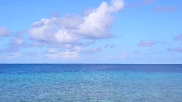 Drone uitzicht natuur van rustige kust strand reis door blauw water met wit zand achtergrond — Stockvideo