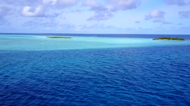 Drone krajobrazy doskonałej przygody plaży zatoki przez błękitną wodę z białym tle piasku — Wideo stockowe