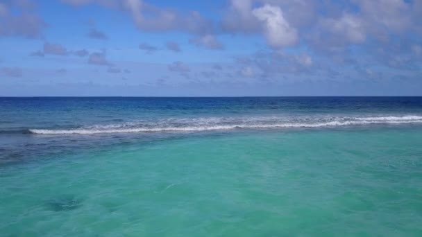 Lucht landschap van luxe lagune strand break door blauw groene lagune en wit zand achtergrond — Stockvideo