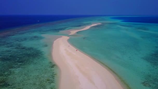 Пляжное приключение с видом на море с беспилотника у сине-зеленой лагуны на белом песчаном фоне — стоковое видео