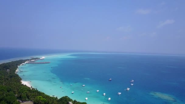 Drone turismo de aventura de playa turística marina por el mar azul del aqua y fondo de arena blanca — Vídeos de Stock