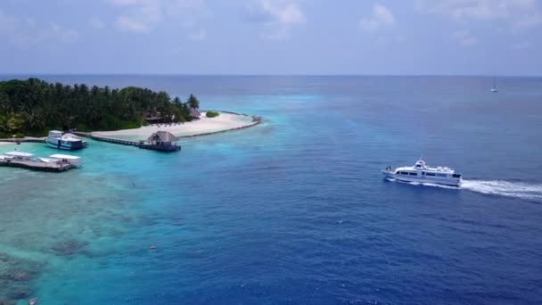 白い砂浜の背景を持つ青い緑のラグーンによる完璧な海岸ビーチブレイクの空中風景 — ストック動画