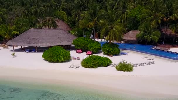 Drohnen-Natur der idyllischen Küste Strandausflug durch blaugrünes Meer mit weißem Sandhintergrund — Stockvideo